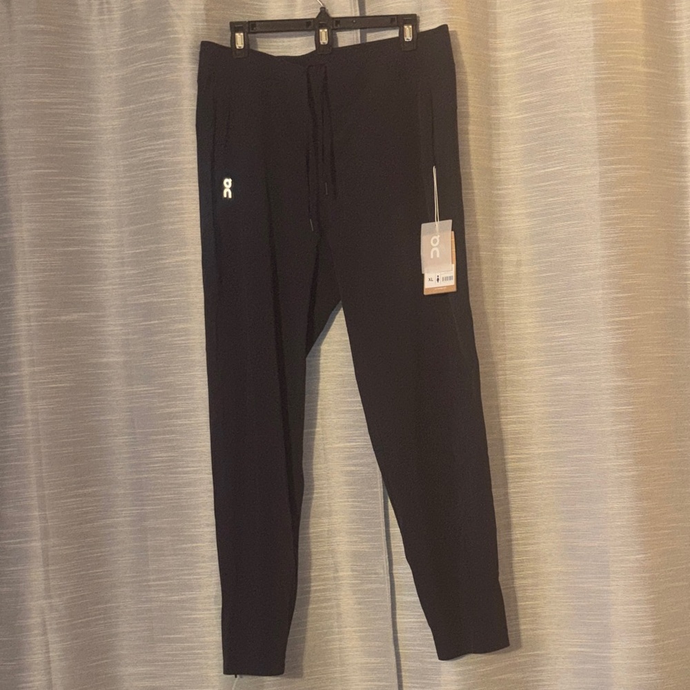 NWT Women’s On Cloud Run on Clouds lightweight pants